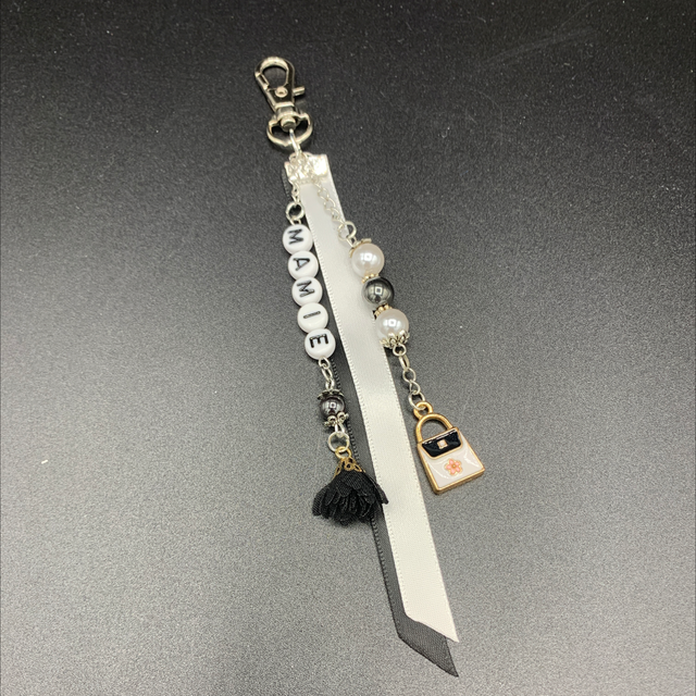 Bijoux de sac. Mamie noir et blanc 