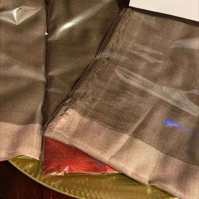 Grauer Schal mit farbiger Borte aus 100% Kaschmir 