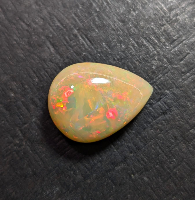 Énorme opale Éthiopienne 42,55 carats 