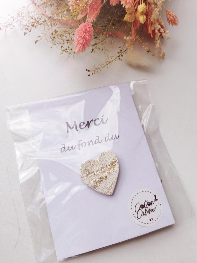Pin's argile "bisous" blanc pailleté 