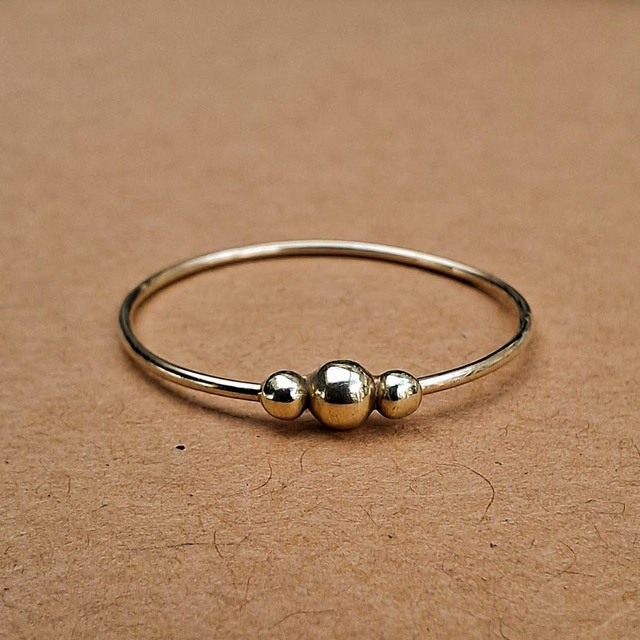 Gouden ringetje met drie balletjes