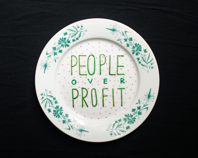 Buntowniczy talerz "People over profit"
