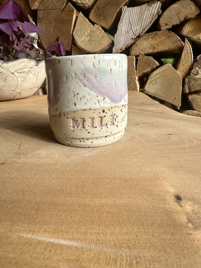 😄 Handgemachter Keramikbecher „MILF“ – mit Augenzwinkern & Stil