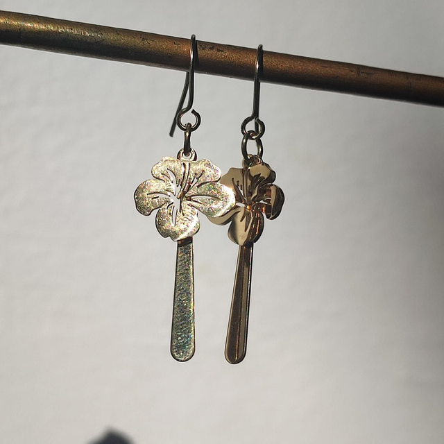 Boucles d'oreilles fleurs et tiges en acier inoxydable doré -sans nickel, pièce unique 