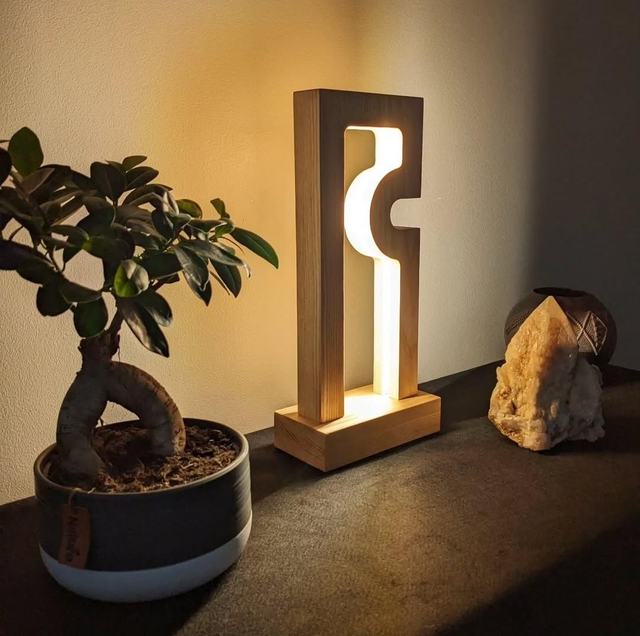 Lampe design haute en chêne