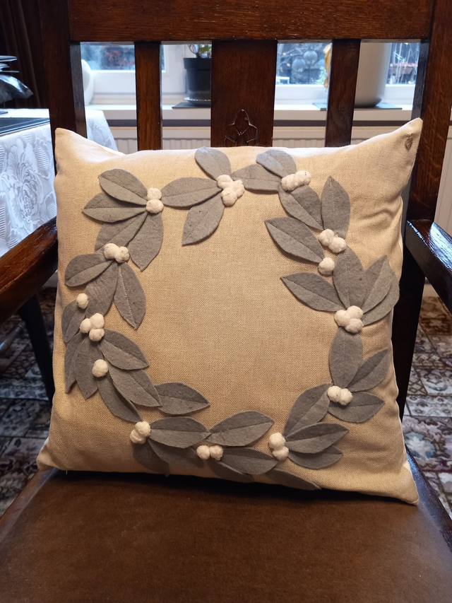 Grey Leaf Mistletoe Wreath Cushion Cover