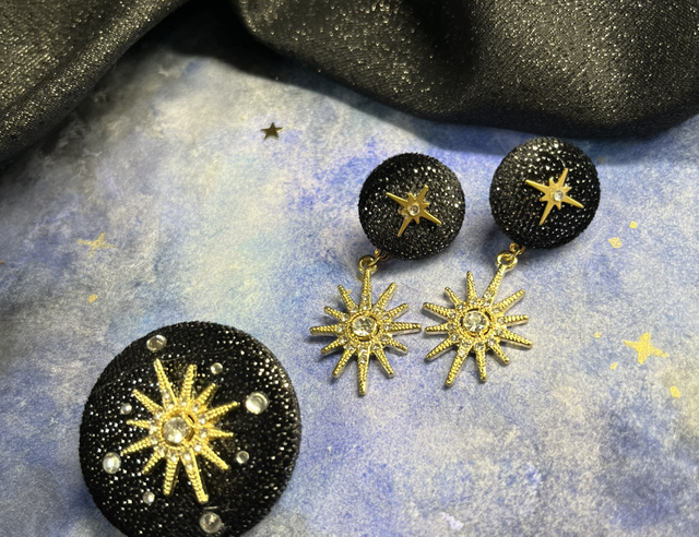 Broche noir pailletée avec étoile galactique