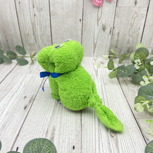 Dinosaur Flanimal⢠holds a kinder egg