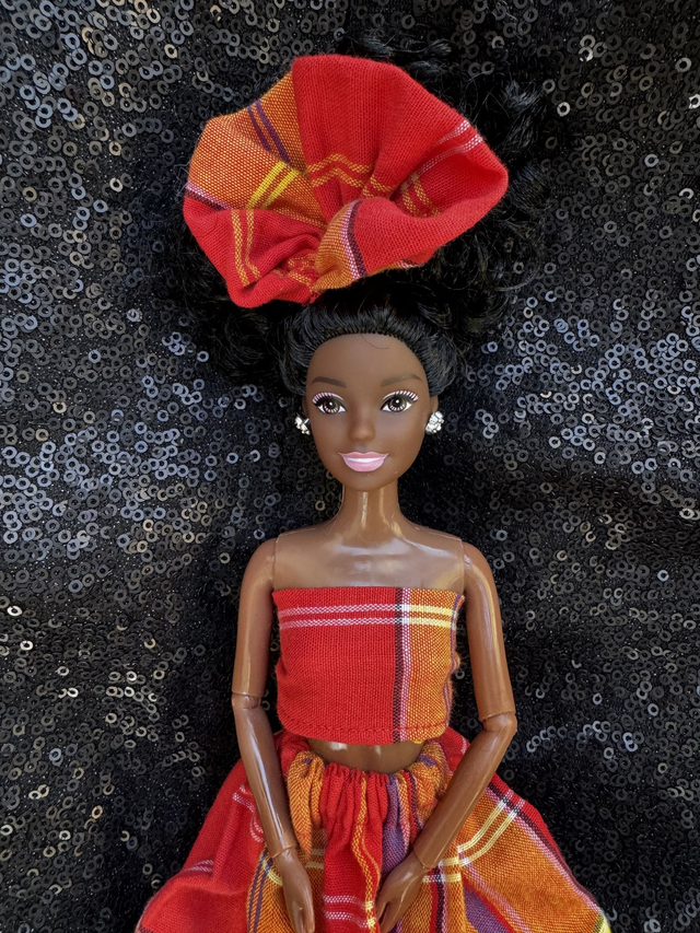 Poupée – Robe en Madras rouge et jaune & Coiffe assortie - Fait main