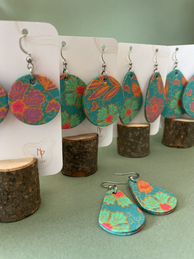 Boucles d'oreilles carton et tissu forme petites gouttes, collection " indie turquoise " - fond turquoise et motifs fleuris bleu, orange et rose