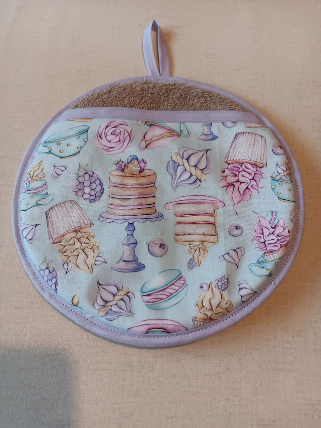 Round Hot Pot Grab Mat Three Wishes Tea and cakes Cotton Fabric with heat resistant filling and beige towelling