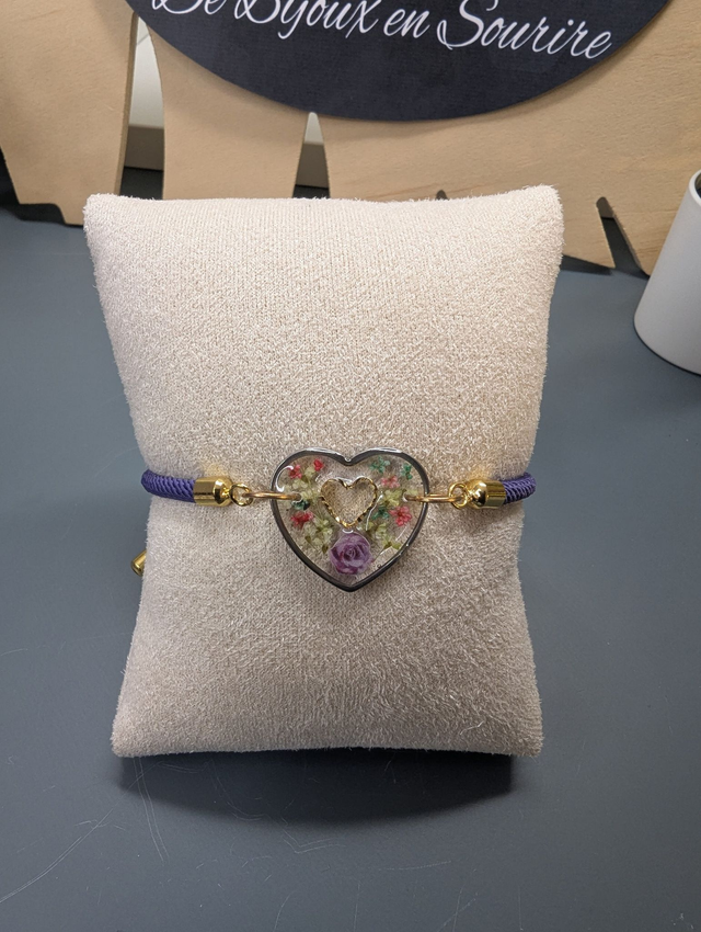 Bracelet corde ajustable violet et cœur en résine.