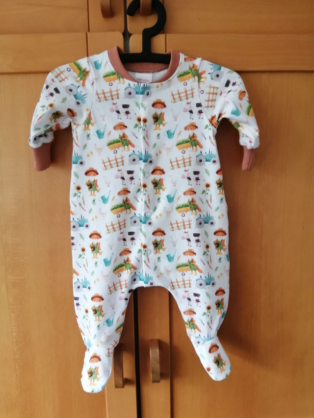 Babygrow - 0-3 mth (4-5 kg).   Farm day