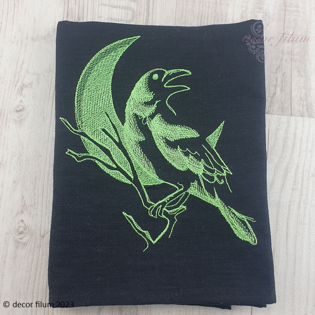 besticktes schwarzes Geschirrtuch aus Leinen mit Rabe und Mond