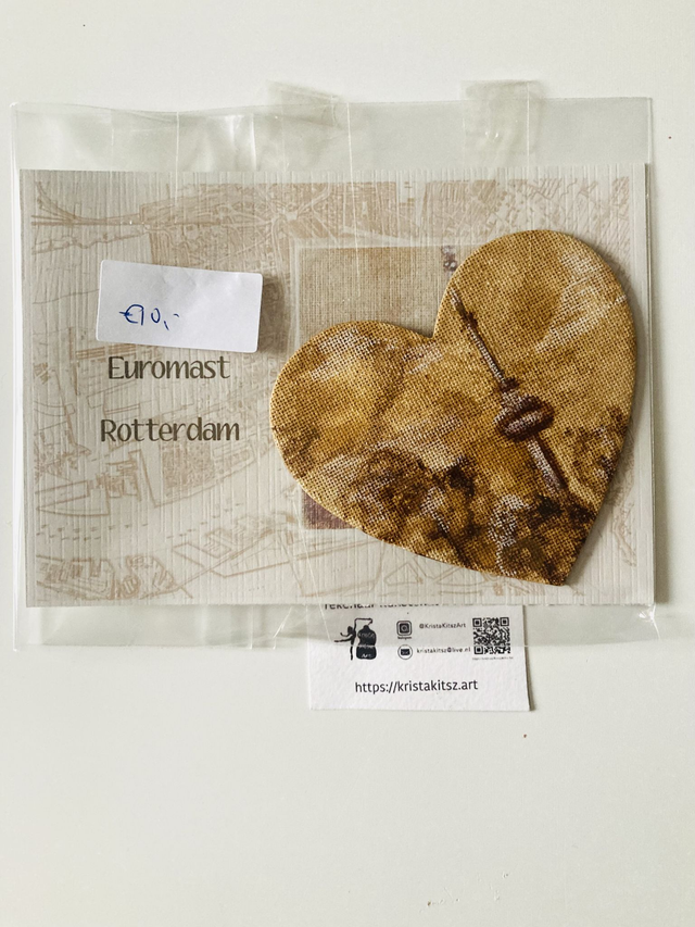 Mini schilderij Euromast Rotterdam nr 7 hartvormig op magneet canvas met ansichtkaart  