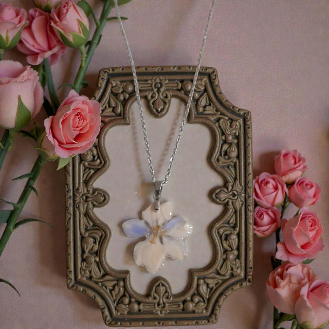 Colgante flor rosa claro y azulado. 030