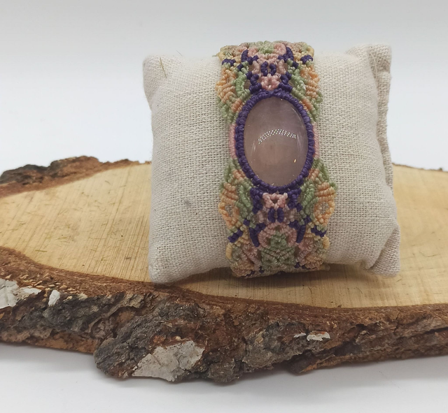 bracelet micro macramé multicolore avec quartz rose