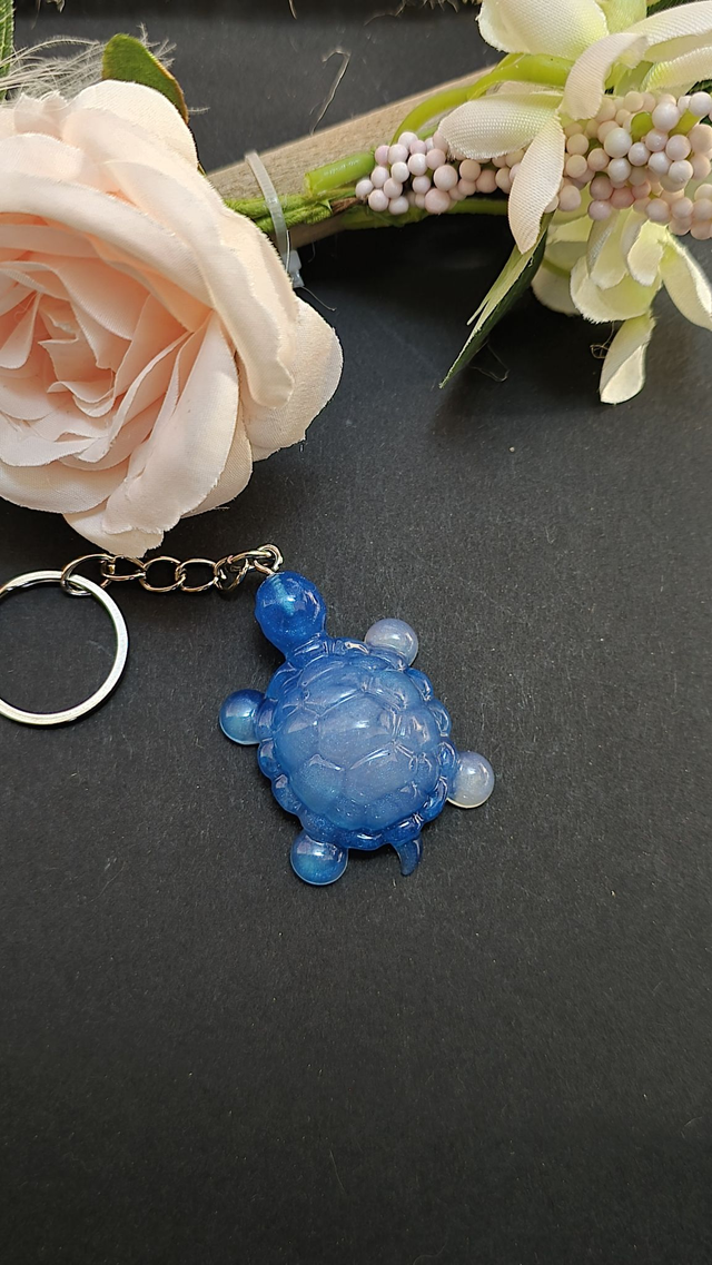 Portes clés tortue bleu avec différentes finition ( imitation feuille argent , bicolor  etc...)