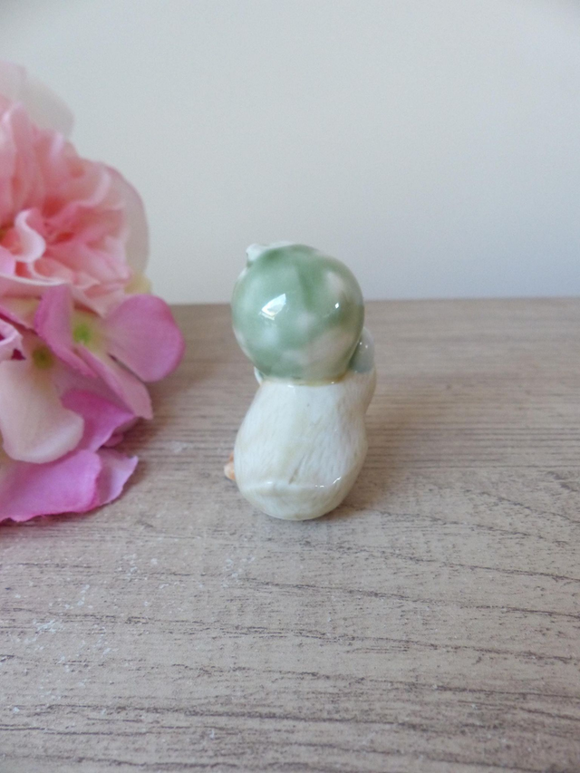 Miniature ancienne en porcelaine – Maman poule et son œuf – Décoration vintage tendre et unique – Cadeau ou collection animaux