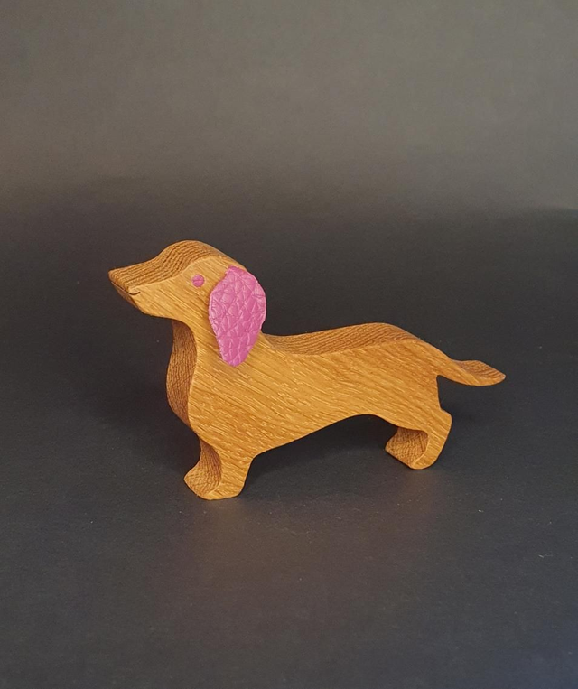 Teckel décoratif en bois et cuir violet