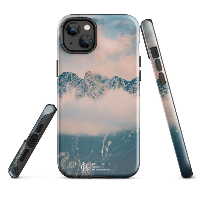 Montagne maestose tra le nuvole