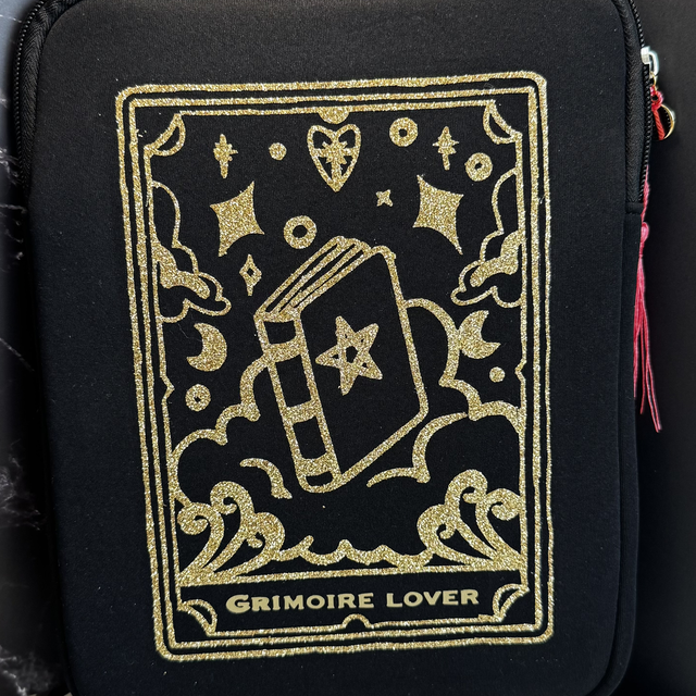Protection d’Ipad ou livre A5 « Grimoire Lover »
