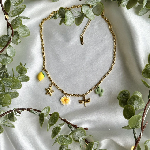 Collier Alina doré - 5 breloques 