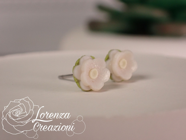 Orecchini a lobo floreali piccolo fiore bianco perla