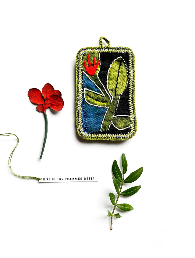 Mini-tableau végétal peint et brodé rouge et vert