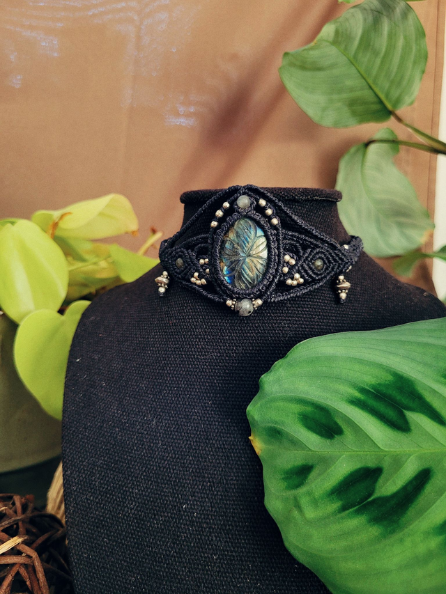 Ras de cou micro-macramé avec labradorite gravée – collier fait main
