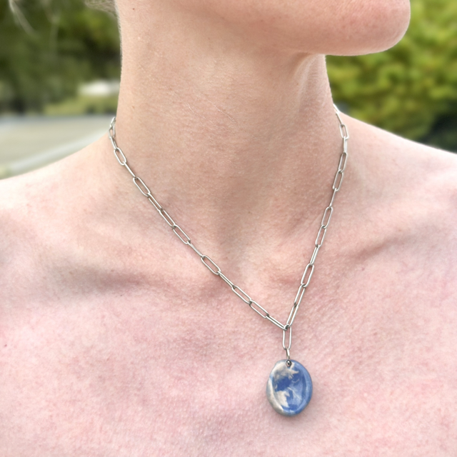 Collier “Pierre Apaisante ” en terre mêlée ciel bleu modelé à la main