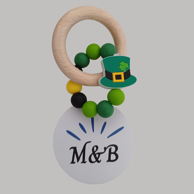 🔸 Anneau de dentition bois & silicone – Chapeau St Patrick 🍀
