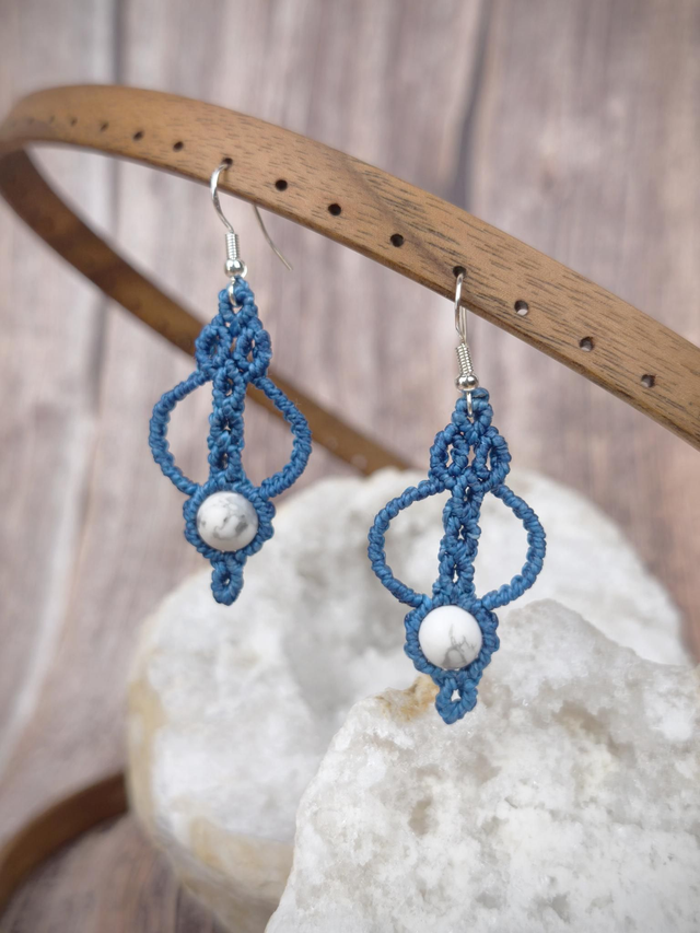 Boucles bleues et howlite 