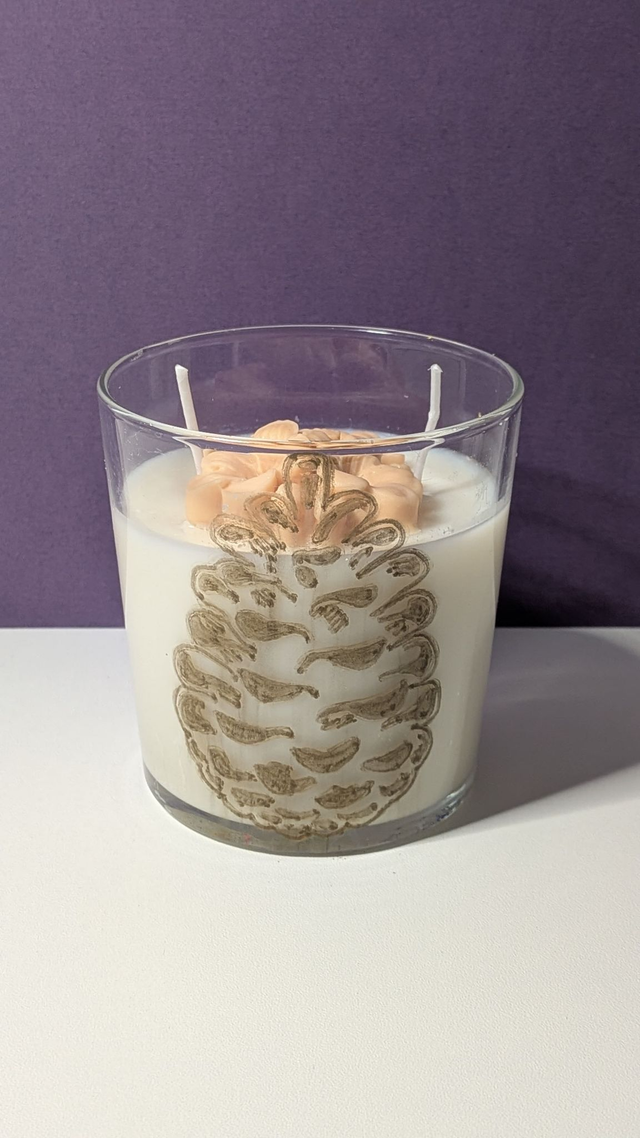 Bougie Gravée &quot;Pomme de Pin d’Automne&quot; – Fleur de Frangipanier parfum Pin des Landes