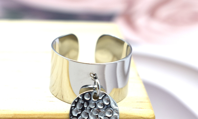 Bague large pampille ronde martelé réglable 