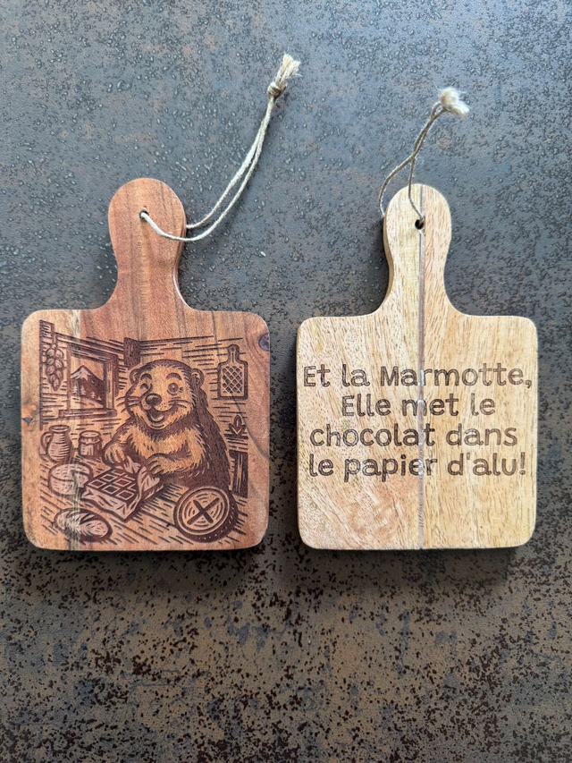 La marmotte et le chocolat planche carrée en manguier