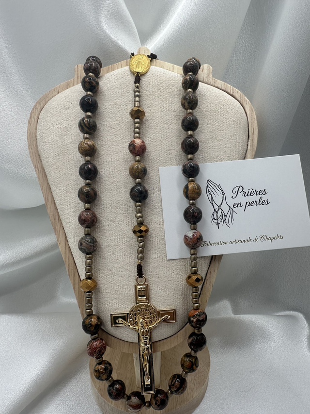 Chapelet artisanal en jaspe peau de léopard 10 mm – Croix dorée