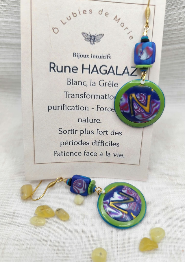 Boucles d’oreilles rune Hagalaz en argile polymère, bijou symbolique de transformation