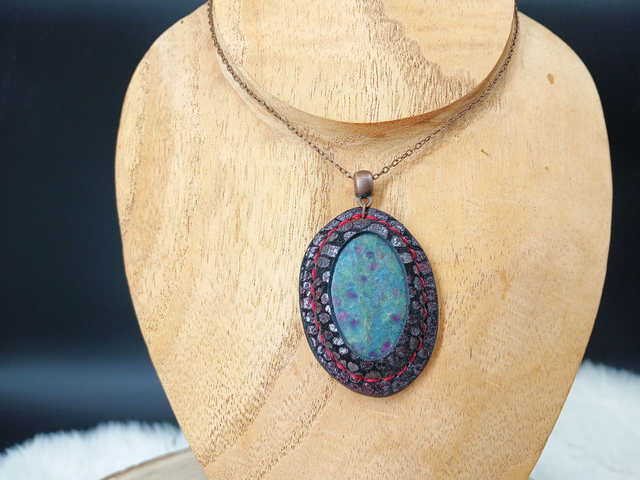 Blodeuwedd, pendentif en rubis cyanite et cuir