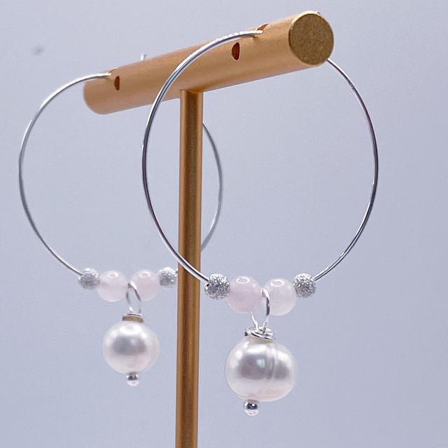 Boucles d’oreilles créoles quartz rose et perles d’eau douce 