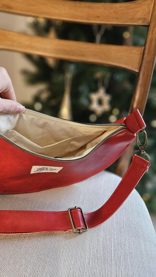 Sac demi-lune en simili cuir rouge