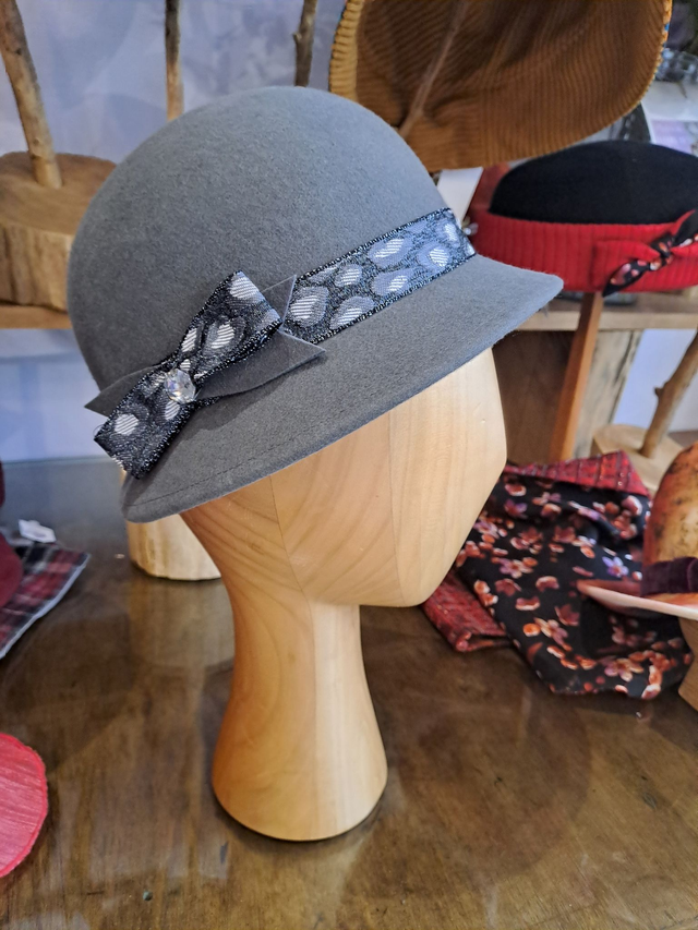 Cloche rétro en feutre de laine mérinos grise