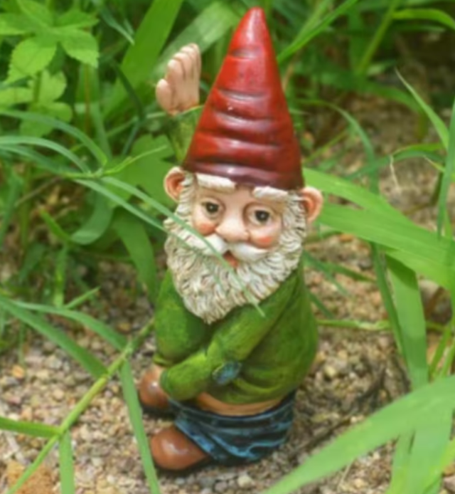 Prachtig tuinbeeldje Plassende kabouter (15cm)