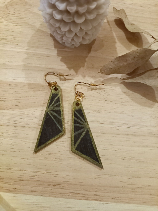 Boucles d&#039;oreilles Bois - triangle - noir et doré