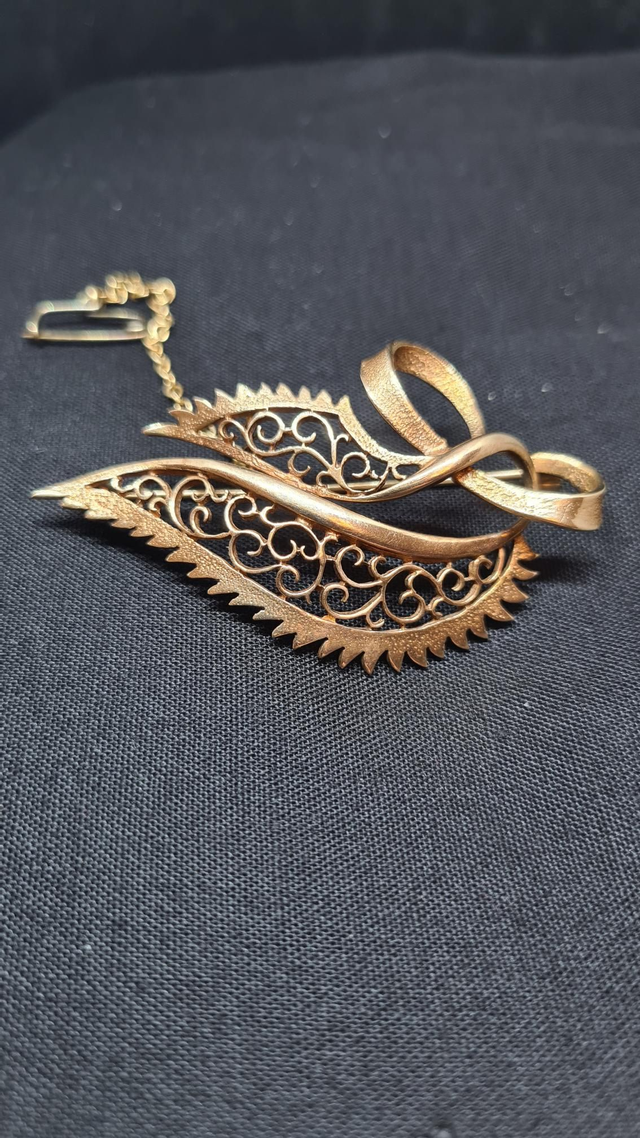 FIDELITY stylised floral scroll decorated brooch