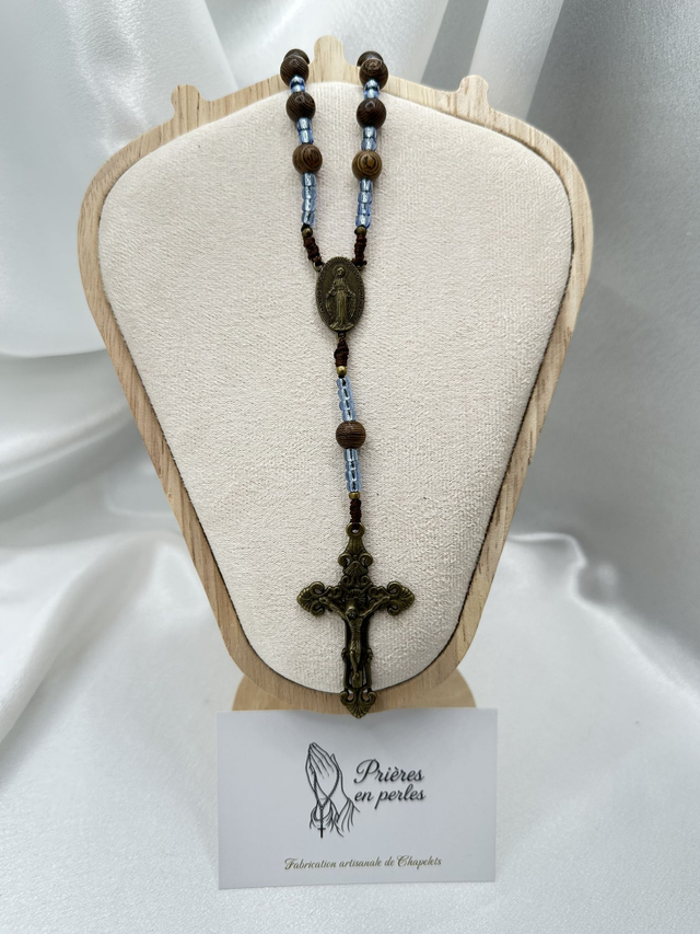 Dizainier en bois de teck & perles bleues – Croix bronze & médaille miraculeuse