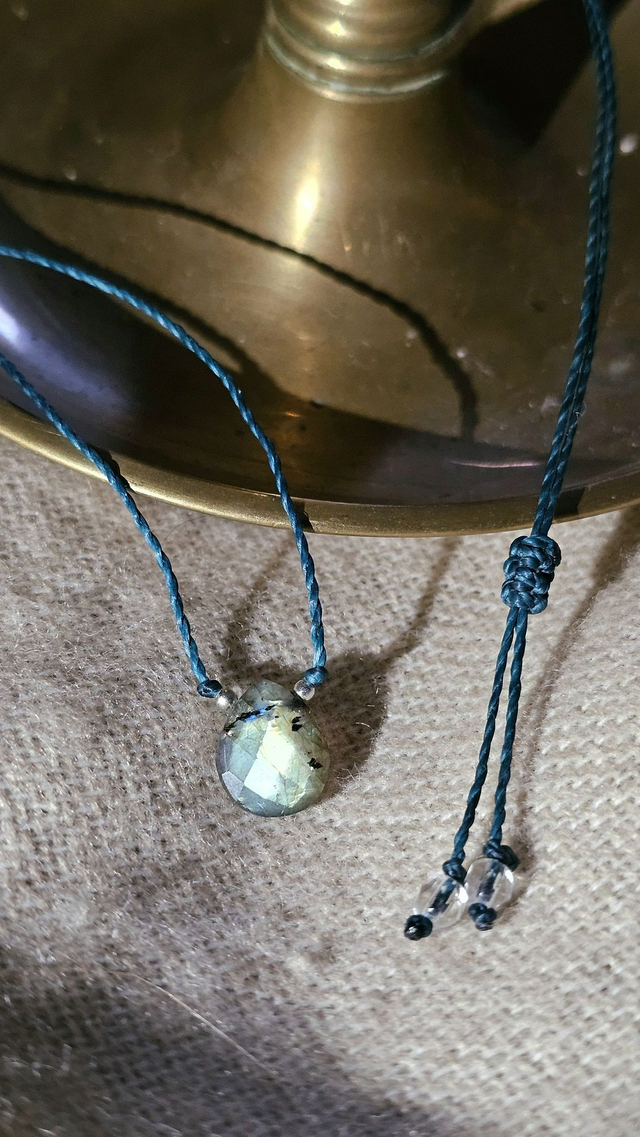 Collier labradorite bleu clair macramé turquoise