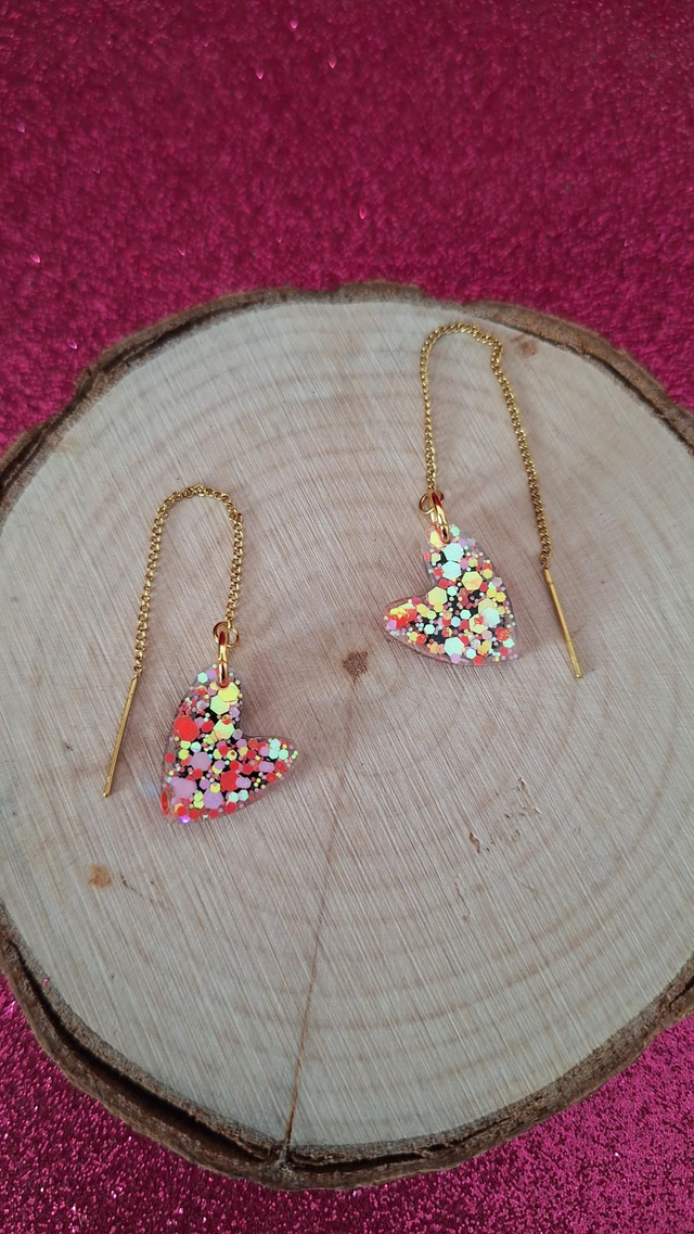 Boucles d&#039;oreilles à enfiler dorées cœurs paillettes Corails/blanches + encre noire