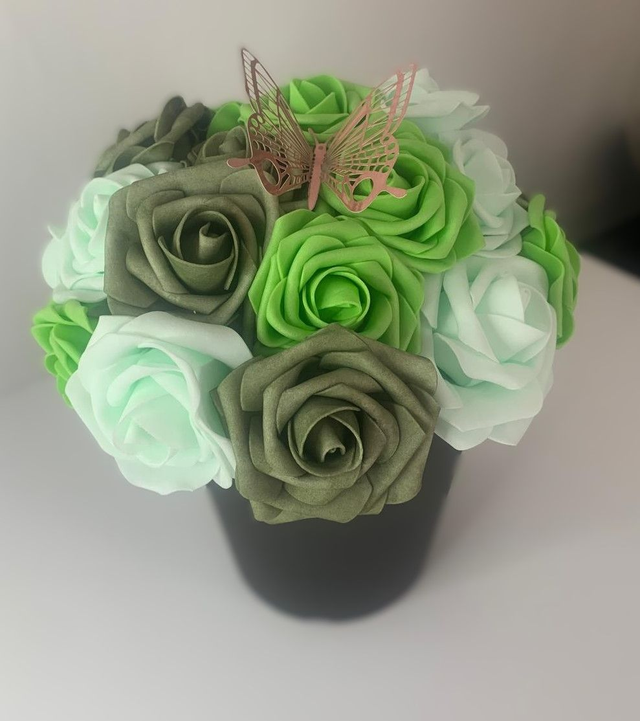 Mon pot de roses aux trois couleurs vertes (taille moyenne)