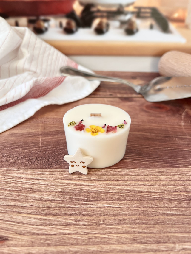 👑 Maxi bougie fleurie - parfum Amande - avec une fève dedans